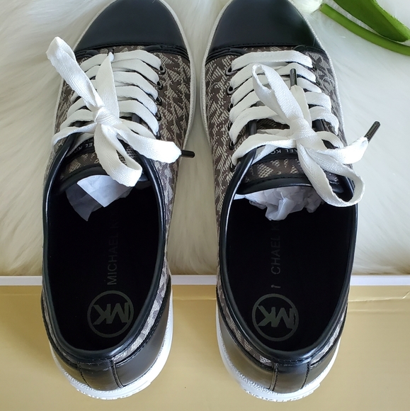 Michael Kors Sneaker Size 7 ♥️ - Picture 5 of 11
